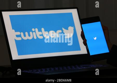 6 avril 2020. Istanbul / Turquie. Personne tenant un téléphone portable avec le logo Twitter à l'écran. Banque D'Images