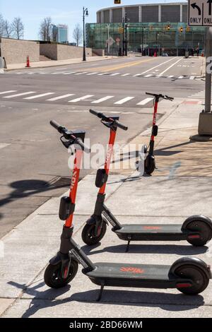 Detroit, Michigan, États-Unis. 6 avril 2020. Les scooters de location d'électricité sont inactifs car les rues du centre-ville sont désertées pendant la crise du coronavirus. La chaux et Bird ont tiré leurs scooters des rues Detroit, laissant seulement Spin. Crédit: Jim West/Alay Live News Banque D'Images