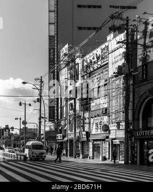 Une photo en noir et blanc d'une rue d'Osaka et des façades du bâtiment. Banque D'Images