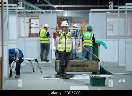 Les travailleurs construisent l'intérieur du nouvel hôpital temporaire NHS Louisa Jordan au centre d'événements SEC, à Glasgow. Banque D'Images