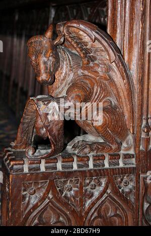 Sculpter à Chester Cathedral Choir stalles d'un taureau ailé Banque D'Images