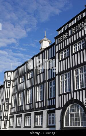 Bois noir et blanc détail de l'ancienne Mostyn House School, un bâtiment classé de catégorie II à Parkgate, Wirral, Royaume-Uni Banque D'Images