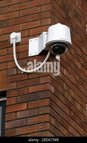 CCTV (télévision en circuit fermé) monté sur un bâtiment à Wolverhampton, Angleterre, Royaume-Uni Banque D'Images