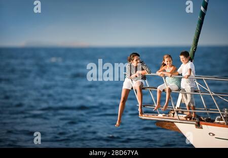 Mère assise avec son fils et sa fille sur le bord d'un bateau Banque D'Images