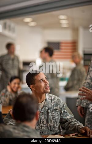 Groupe de soldats se détendre et discuter ensemble dans la cantine de l'armée. Banque D'Images