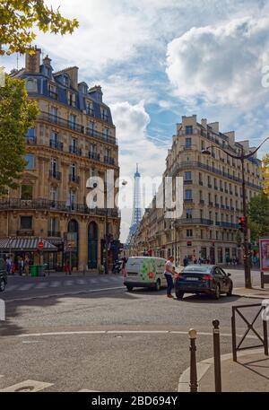 Appartements et magasins à un carrefour animé dans le centre de Paris, un dimanche matin en fin d'été. Banque D'Images