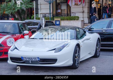 Voitures Prestige stationnées devant le café de Paris à Monte Carlo, Monaco. Banque D'Images