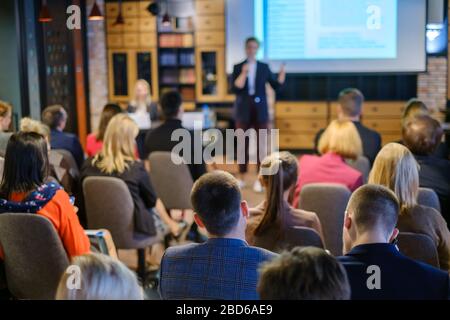Chargé de cours à l'écoute de l'auditoire atelier Banque D'Images