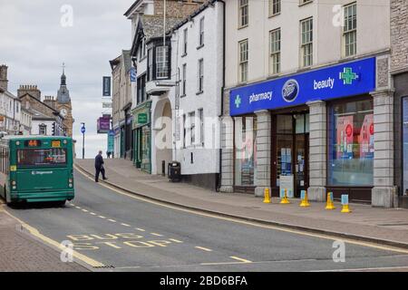 Une rue commerçante déserte Kendal à la suite de l'épidémie de virus Corona (Covid 19) Banque D'Images