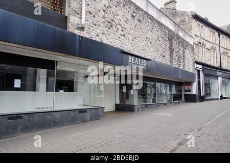 Rue vide montrant le magasin fermé de Beales pendant la pandémie de Coronavirus, l'entreprise est entrée en administration début 2020 Banque D'Images