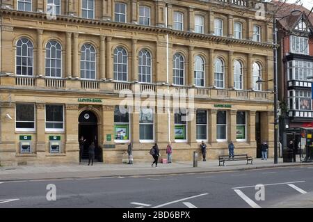 Distanciation sociale, en raison de l'épidémie de Covid 19, à l'extérieur de la banque Lloyds de Salisbury. Wiltshire Royaume-Uni. Avril 2020. Banque D'Images