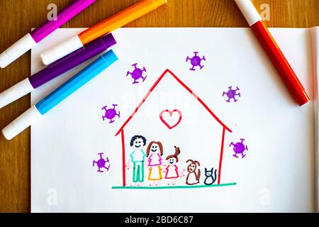 Le dessin de l'enfant, avec des stylos de couleur autour, représentant elle et sa famille à la maison pendant le verrouillage covid-19 pour la pandémie de corovavirus avec des virus autour. Banque D'Images