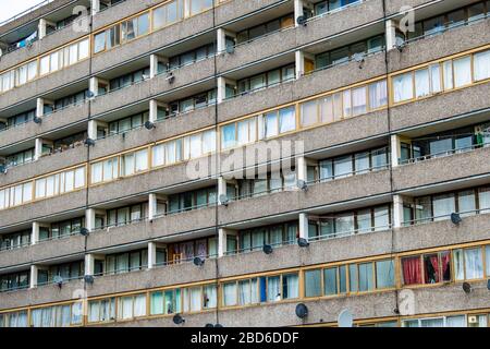 Près de maisons typiques du conseil sur un domaine à Elephant & Castle, dans le sud-ouest de Londres Banque D'Images