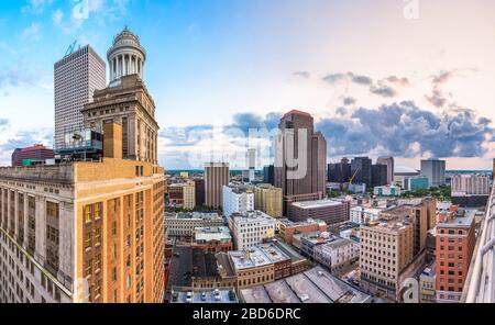 La Nouvelle-Orléans, Louisiane, États-Unis vue depuis le quartier central des affaires au crépuscule. Banque D'Images