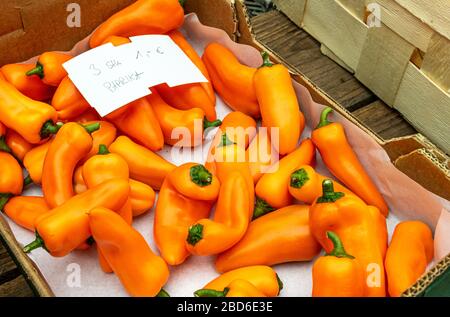 Poivrons frais en vente sur un marché local dans le sud de l'Allemagne en automne Banque D'Images