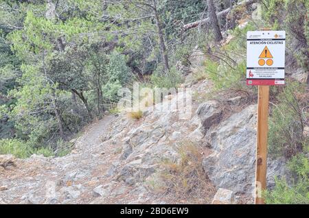 Chemin de sentier 'la Bojera'. Signe de route de VTT à l'intérieur de 'Camino Cid'. Pente dangereuse. Village touristique de Montanejos (Espagne) Banque D'Images