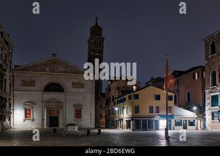 Vue nocturne de l'église Santo Stefano derrière l'église San Maurizio de Campo San Maurizio, Venise, Italie Banque D'Images