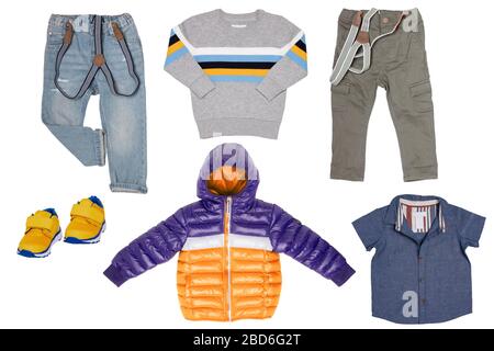 Ensemble de vêtements de collage pour enfants. Jean denim Jean et pantalon, une paire de chaussures, une veste de pluie, une chemise et un pull pour enfant garçon isolé sur un fond blanc Banque D'Images