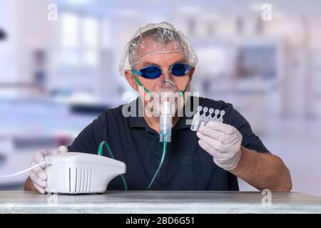 Concept de traitement du coronavirus. L'homme à la table avec masque de nébuliseur, lunettes de sécurité et cagoule et gants médicaux regarde les ampoules sur le ho flou Banque D'Images