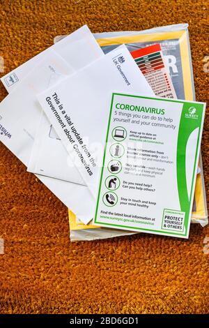 Pandémie de coronavirus : une lettre et un livret de conseils et d'instructions du gouvernement britannique sont livrés par la poste à chaque maison Banque D'Images