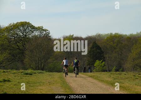 Wanstead Park, Londres, Royaume-Uni - 07 avril 2020: Les gens font du vélo dans Wanstead Park tout en observant des distanciation sociale sur un mardi après-midi ensoleillé pendant le Lockdown du Royaume-Uni. Le gouvernement a conseillé au public de rester chez lui à travers le Royaume-Uni en raison de la pandémie de Covid-19, mais pour des voyages essentiels pour les bases et l'exercice. Photos: David Mbiyu/ Alay Live News Banque D'Images