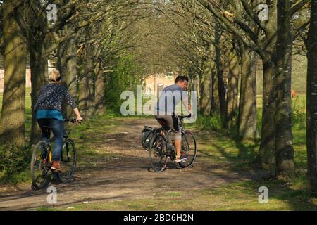 Wanstead Park, Londres, Royaume-Uni - 07 avril 2020: Les gens font du vélo dans Wanstead Park tout en observant des distanciation sociale sur un mardi après-midi ensoleillé pendant le Lockdown du Royaume-Uni. Le gouvernement a conseillé au public de rester chez lui à travers le Royaume-Uni en raison de la pandémie de Covid-19, mais pour des voyages essentiels pour les bases et l'exercice. Photos: David Mbiyu/ Alay Live News Banque D'Images