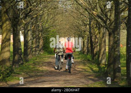 Wanstead Park, Londres, Royaume-Uni - 07 avril 2020: Les gens font du vélo dans Wanstead Park tout en observant des distanciation sociale sur un mardi après-midi ensoleillé pendant le Lockdown du Royaume-Uni. Le gouvernement a conseillé au public de rester chez lui à travers le Royaume-Uni en raison de la pandémie de Covid-19, mais pour des voyages essentiels pour les bases et l'exercice. Photos: David Mbiyu/ Alay Live News Banque D'Images