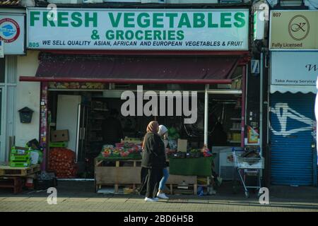 Londres, Royaume-Uni - 07 avril 2020 : une épicerie le long d'une route romford déserte pendant le verrouillage du Royaume-Uni. Le gouvernement a conseillé au public de rester chez lui à travers le Royaume-Uni en raison de la pandémie de COVID-19, mais pour les voyages essentiels pour les bases et l'exercice. Photos: David Mbiyu/ Alay Live News Banque D'Images