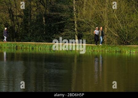 Wanstead Park, Londres, Royaume-Uni - 07 avril 2020: Les gens marchent à Wanstead Park tout en observant des distanciation sociale sur un mardi après-midi ensoleillé pendant le Lockdown britannique. Le gouvernement a conseillé au public de rester chez lui à travers le Royaume-Uni en raison de la pandémie de Covid-19, mais pour des voyages essentiels pour les bases et l'exercice. Photos: David Mbiyu/ Alay Live News Banque D'Images