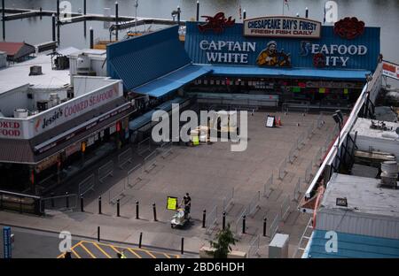 Washington DC, États-Unis. 7 avril 2020. Le marché du poisson de D.C. est fermé après que les clients ont refusé de suivre les directives de distanciation sociale pendant la pandémie de Coronavirus, au quai de Washington, DC, le mardi 7 avril 2020. Le gouvernement municipal a fermé tous les marchés aériens ouverts après que de fortes foules ont submergé le marché. Photo de Kevin Dietsch/UPI crédit: UPI/Alay Live News Banque D'Images