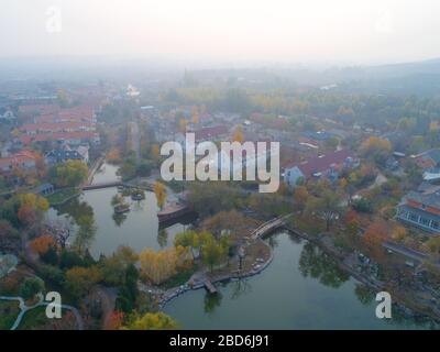 Vue aérienne de villas chères dans la banlieue de campagne de Pékin pendant la journée de brume, Chanping, Chine Banque D'Images