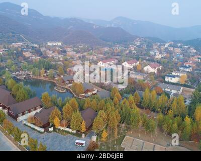 Vue aérienne de villas chères dans la banlieue de campagne de Pékin pendant la journée de brume, Chanping, Chine Banque D'Images