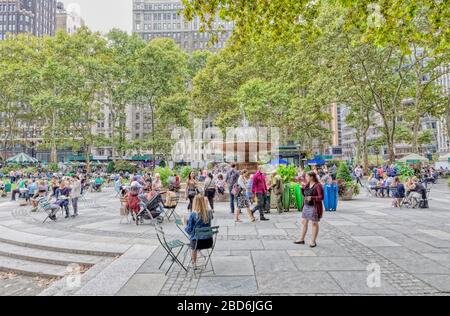 Foule autour de la fontaine à Bryant Park, New York Banque D'Images