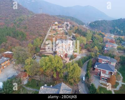 Vue aérienne de villas chères dans la banlieue de campagne de Pékin pendant la journée de brume, Chanping, Chine Banque D'Images