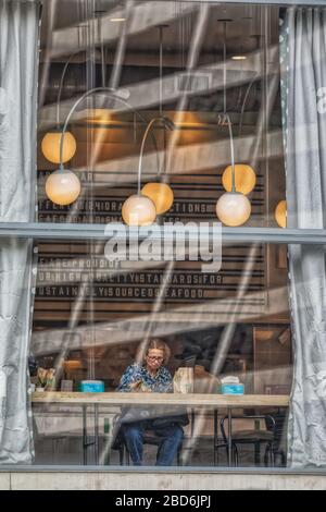 Les gens mangent au restaurant Whole Foods Market en face du Bryant Park, New York Banque D'Images