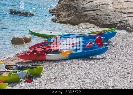 beaucoup de kayaks à la plage rocheuse Banque D'Images