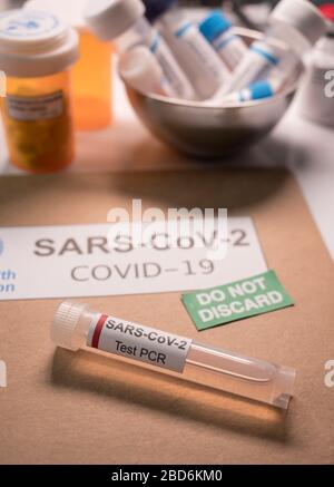 Flacon pcr pour coronavirus SarsCov 2 avec dossier indiquant de ne pas être jeté, image conceptuelle Banque D'Images