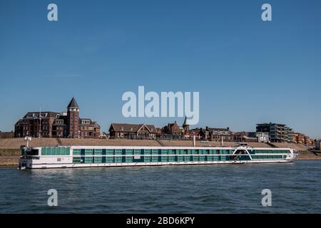 Lobith Pays-Bas avril 2020, les bateaux à passagers ont amarré sans travail pendant la crise de Corona , Covid 19 aux Pays-Bas, le fleuve rhein Banque D'Images