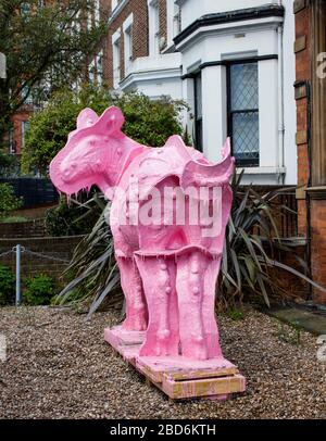 Sculpture de Michael Joo (Doppelgänger Pink Rocinante) dans les terrains de la Société royale des sculpteurs, Dora House, 108 Old Brompton Road, Londres, Royaume-Uni Banque D'Images