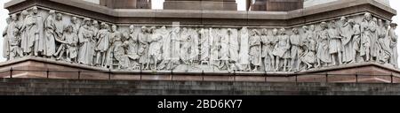 Le Parnassus Frieze encerclant la base du Albert Memorial, Kensington, Londres; 169 figures sculptées de poètes, musiciens, architectes, peintres. Banque D'Images