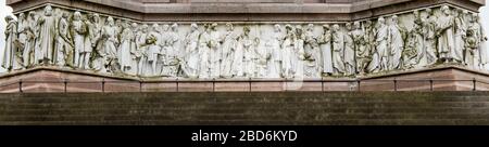 Le Parnassus Frieze encerclant la base du Albert Memorial, Kensington, Londres; 169 figures sculptées de poètes, musiciens, architectes, peintres. Banque D'Images