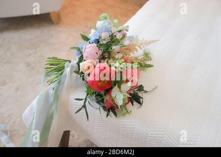 Beau bouquet de pivoines de mariage avec rubans. Banque D'Images