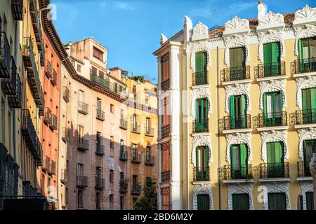 Regardez les élégants appartements avec des balcons avec volets assortis sur le côté des bâtiments d'époque Banque D'Images