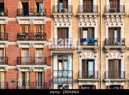 Vue sur un élégant balcon avec volets assortis sur le côté d'un bâtiment d'époque Banque D'Images