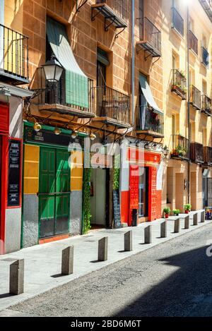 Donnant sur une rue bordée de boutiques d'époque historique avec d'élégants balcons décoratifs assortis avec volets Banque D'Images