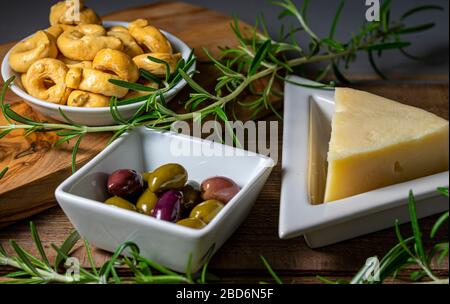 Biscuits taralli au fromage Asiago et aux olives. Banque D'Images