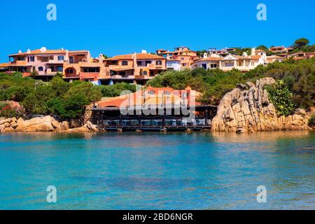 Porto Cervo, Sardaigne / Italie - 2019/07/20: Passerelle au-dessus de l'un des ports de Porto Cervo port de plaisance sur la côte Costa Smeralda de la mer Tyrrhénienne Banque D'Images