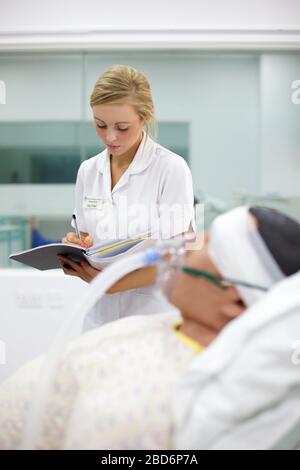 Patient factice avec équipement de test au centre de compétences cliniques Banque D'Images