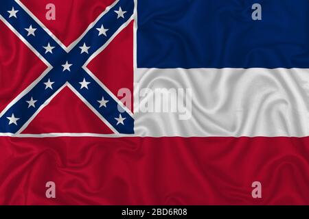 drapeau d'état du mississippi sur un fond de texture de tissu satiné en soie ondulée. Banque D'Images