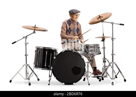 Homme senior jouant des tambours isolés sur fond blanc Banque D'Images